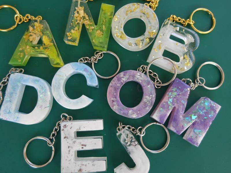 Verschiedene Farben Epoxidharz Buchstaben Schlüsselanhänger/Geschenkideen Kunsthandwerk Keychain Key Ring von UniqueArtByFelicia