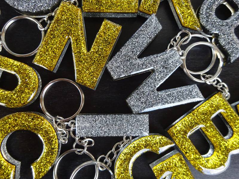 Verschiedene Farben Epoxidharz Buchstaben Schlüsselanhänger/Geschenkideen Kunsthandwerk Keychain Key Ring von UniqueArtByFelicia