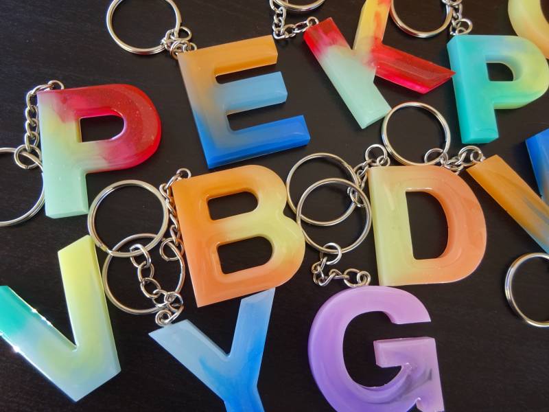 Verschiedene Farben Epoxidharz Buchstaben Schlüsselanhänger/Geschenkideen Kunsthandwerk Keychain Key Ring von UniqueArtByFelicia