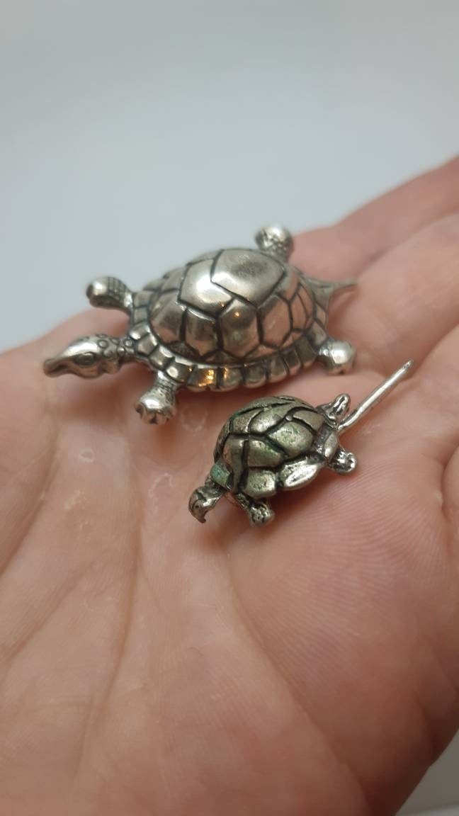 2 True Vintage Silber Mini Schildkröte Pin Brosche Oder Hut Zubehör von UniqueArtGiftStore