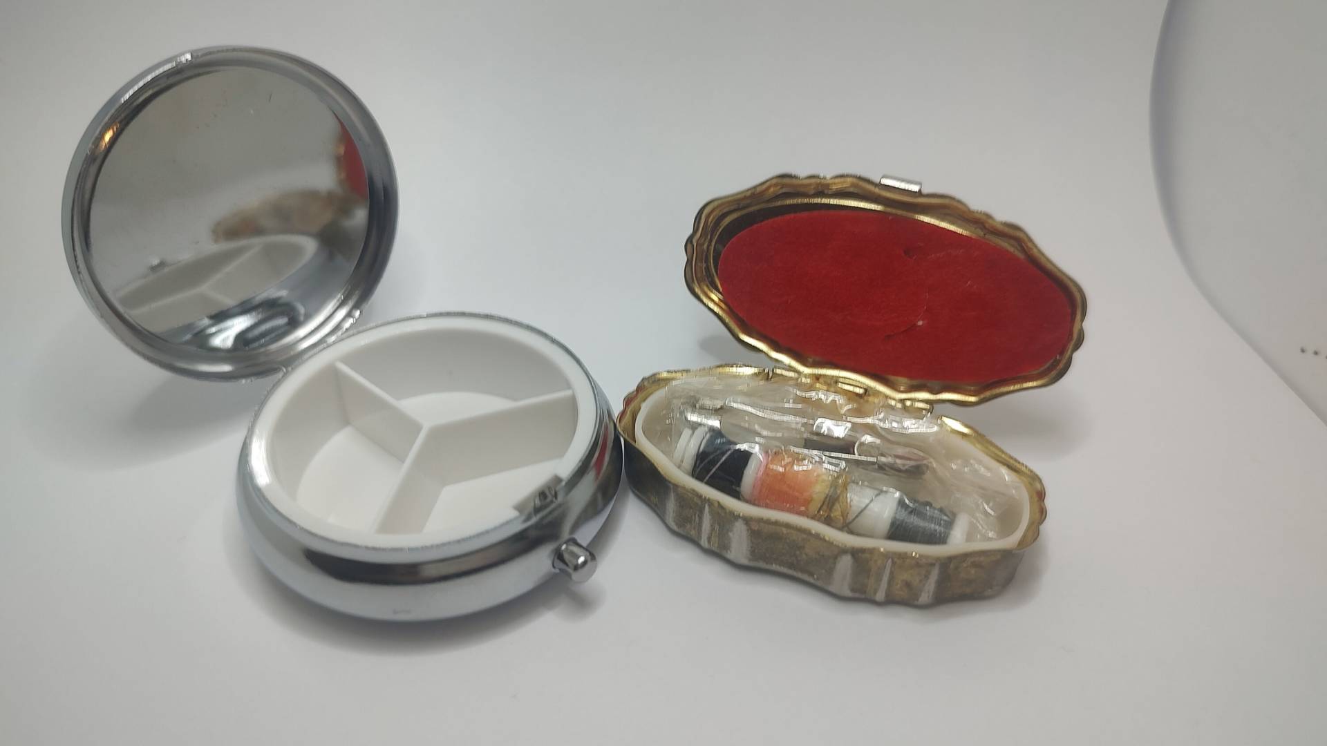 2 Vintage Pillendosen, Nähkästchen, Metalldose von UniqueArtGiftStore