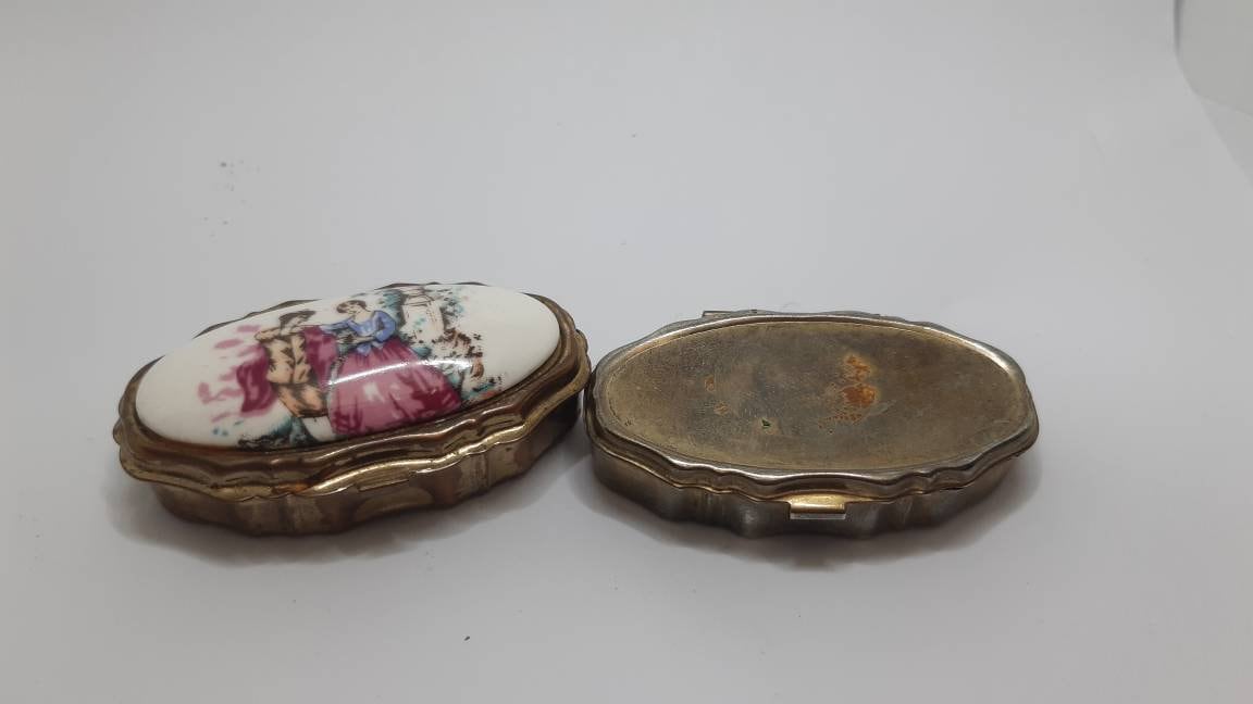 2 Vintage Pillendosen, Winzige Metallhülle von UniqueArtGiftStore