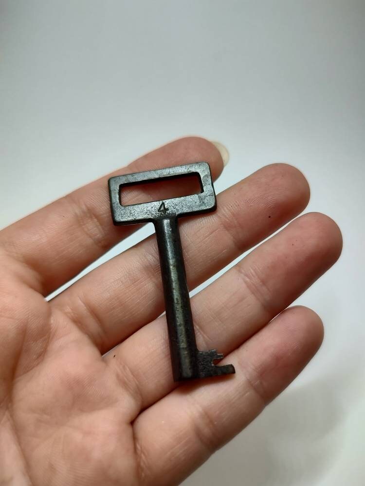 Antiker Schlüssel Mit Nr. 4, Sammelbarer Schlüssel, Anhänger Metallschlüssel von UniqueArtGiftStore