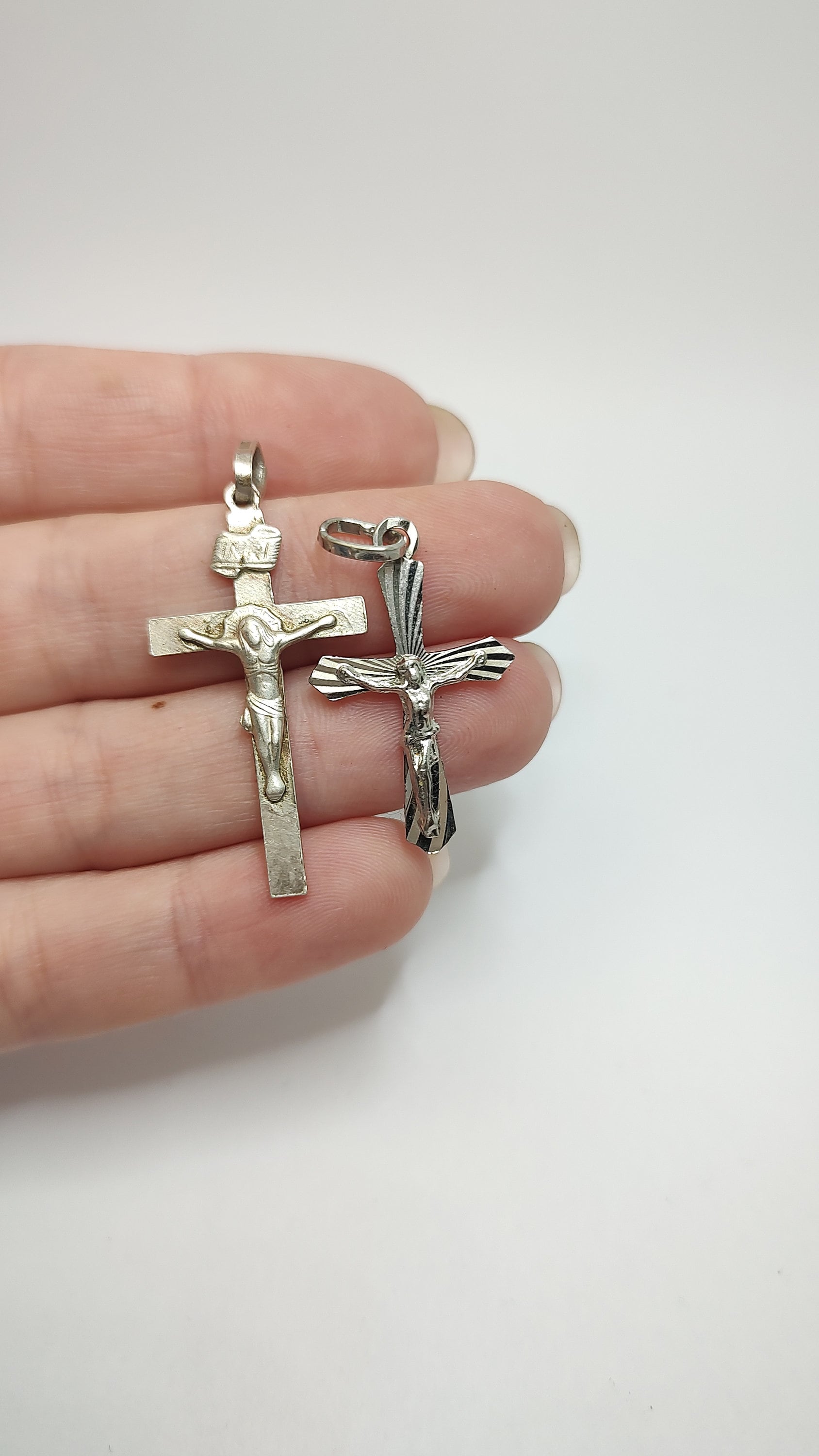 Vintage Set Signierte Sterling Silber Jesus Kreuz Anhänger von UniqueArtGiftStore