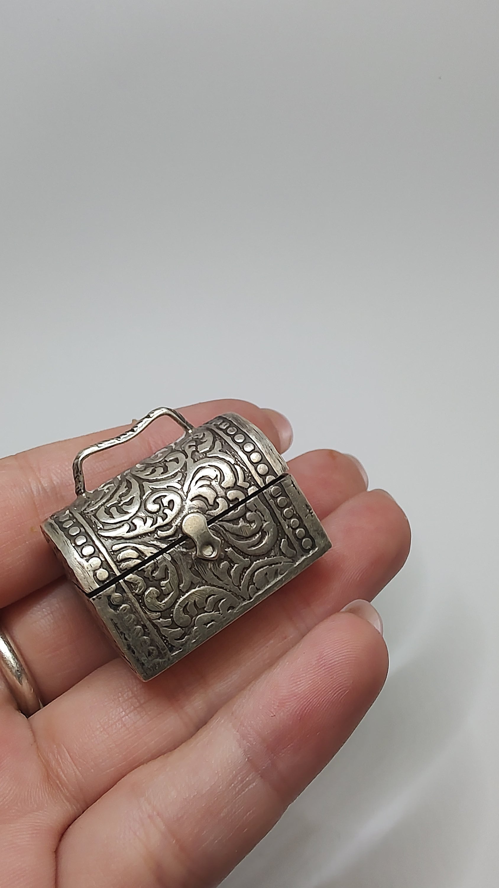 Vintage Sterling Silber Schatzkiste, 925 Stamm Schnupftabak Pillen Schnupftabakdose von UniqueArtGiftStore