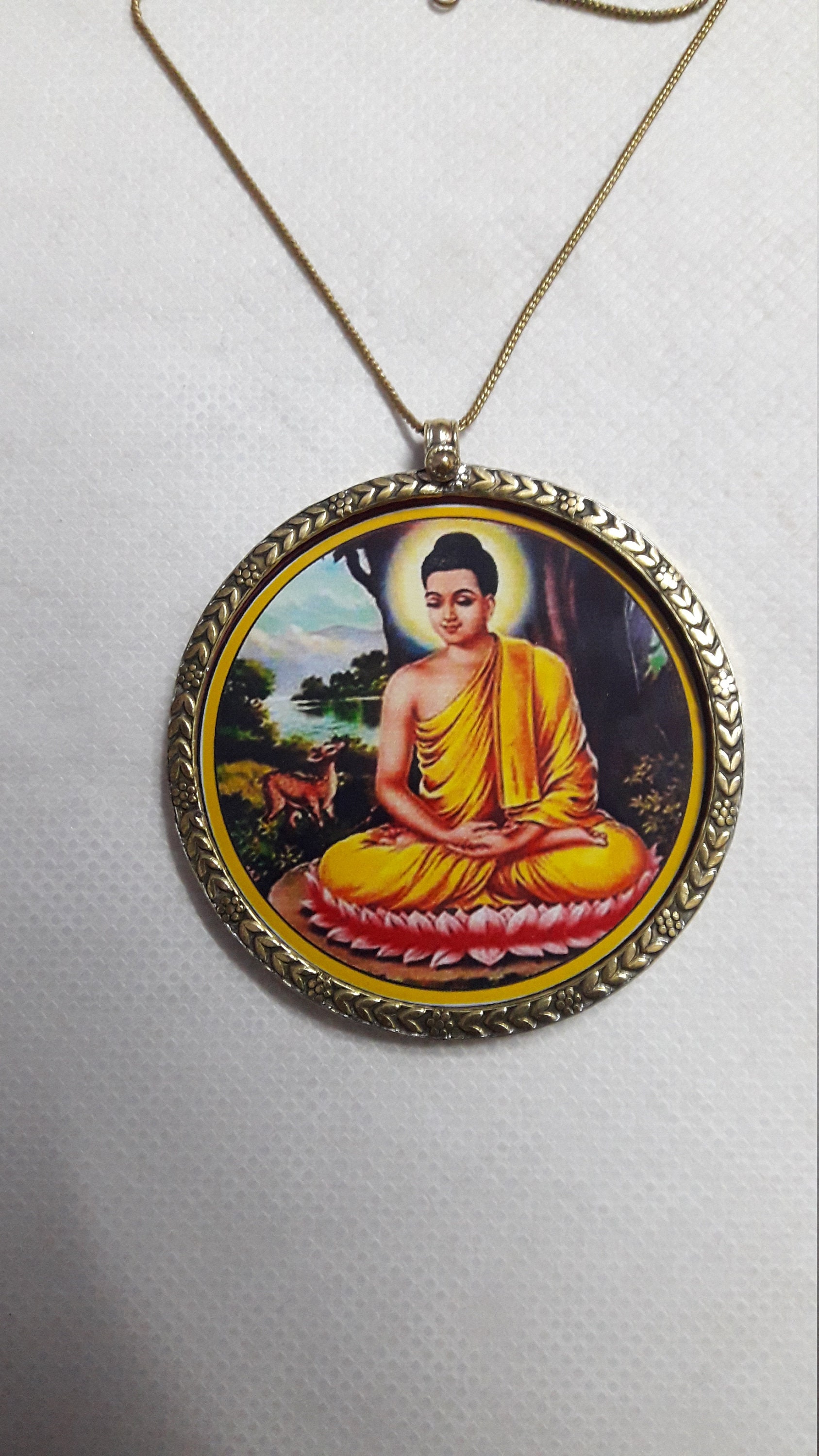 Handgefertigte Glas Gerahmte Gottheit Schöne Yoga Meditation Buddha Gelb Messing Fotodruck Groß Anhänger Mit Kette Und Farbe String von UniqueArtJewellery
