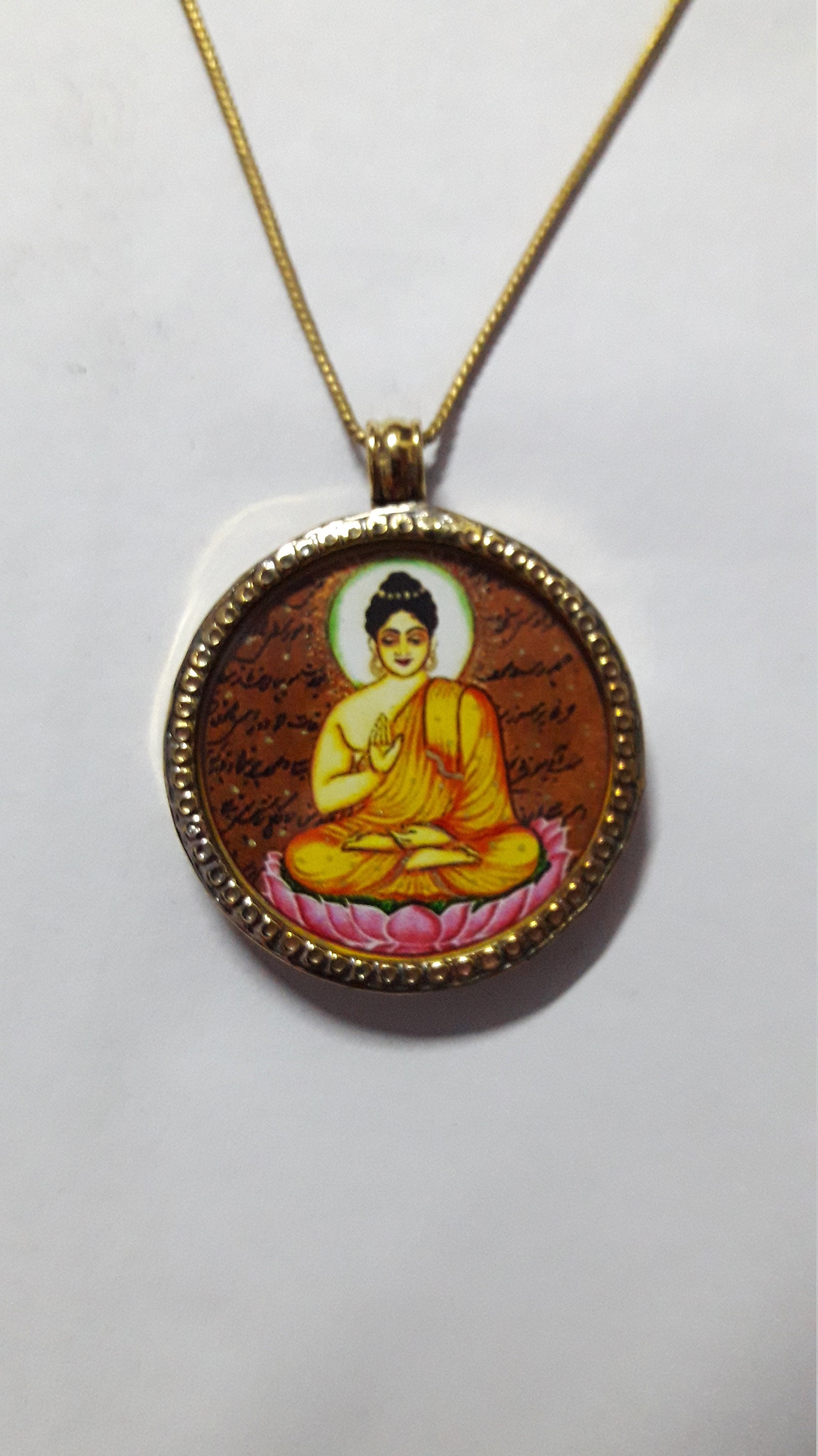 Handgefertigte Messing Buddha Foto Anhänger Glas Gerahmte Meditation Halskette von UniqueArtJewellery