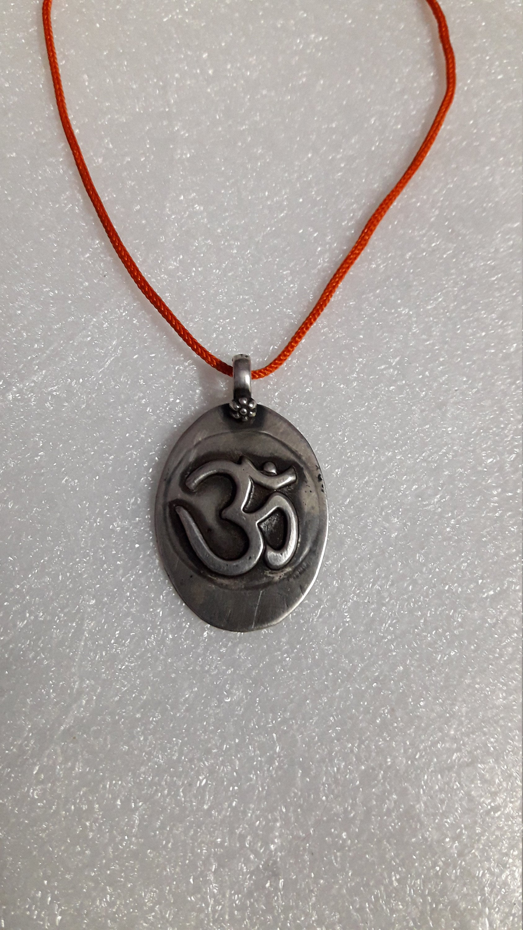 Handgemachte 92.5 Stempel Sterling Silber Gehämmert Hindu-Gott Shiva Shakti Om Meditation Yoga Om Pendant.with Color String von UniqueArtJewellery