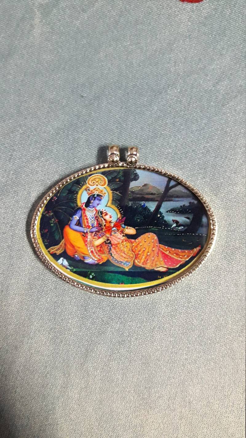 Handgemachte Gelbe Messing Schöne Hindu Paar Radha Krishna Oval Form Einzigartige Fotodruck Anhänger Halskette von UniqueArtJewellery