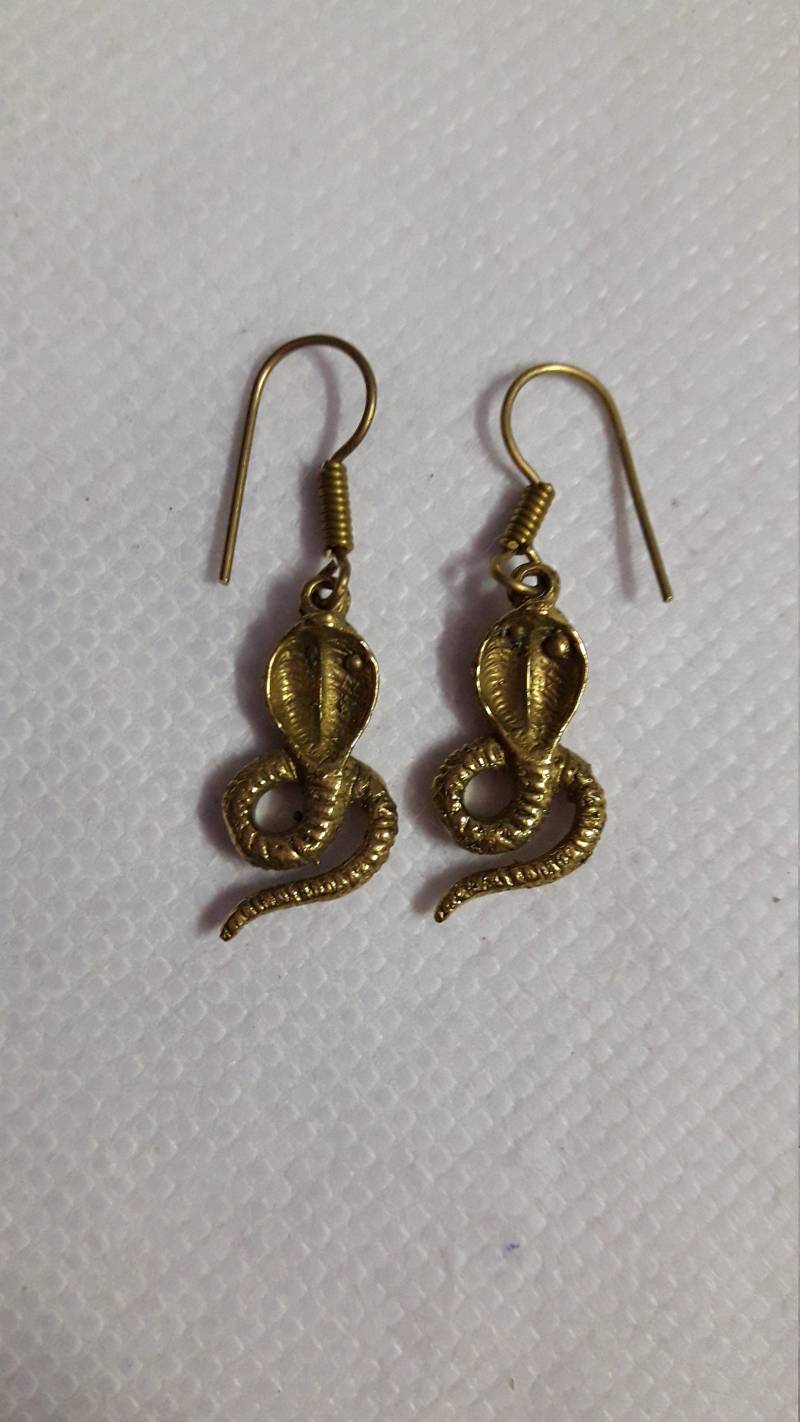 Handgemachte Solid Gelb Messing Schöne Schlange Design Ohring Paar Geringes Gewicht von UniqueArtJewellery