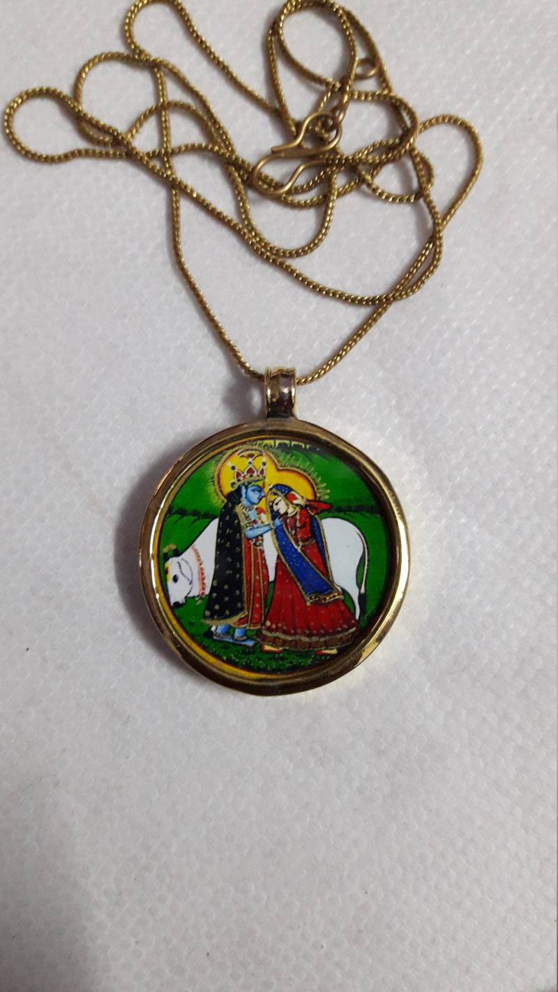 Handgemachter Radha Krishna Foto Anhänger Messinggerahmte Hindu-Gottheits-Halskette von UniqueArtJewellery