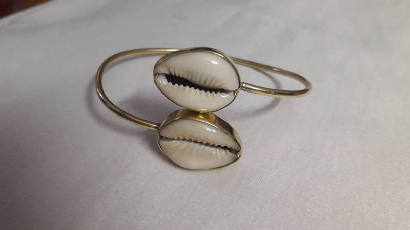 Handgemachtes Gelbes Messing Schöne Handgemachte Natürliche Shell, Kodi Design Flexibel Und Verstellbar Bequemes Armband Kada von UniqueArtJewellery