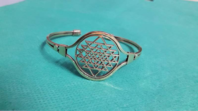 Handgemachtes Solides Gelbes Messing Schöne Hindu-Gottheit Göttin Laxmi Shree Yantra Flexibel Und Einstellbar Komfortable Armband Kada von UniqueArtJewellery