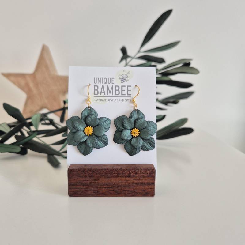 Blumenohrringe Aus Polymer Clay; Ohrhaken 925 Silber; Farbe Olivgrün von UniqueBambee
