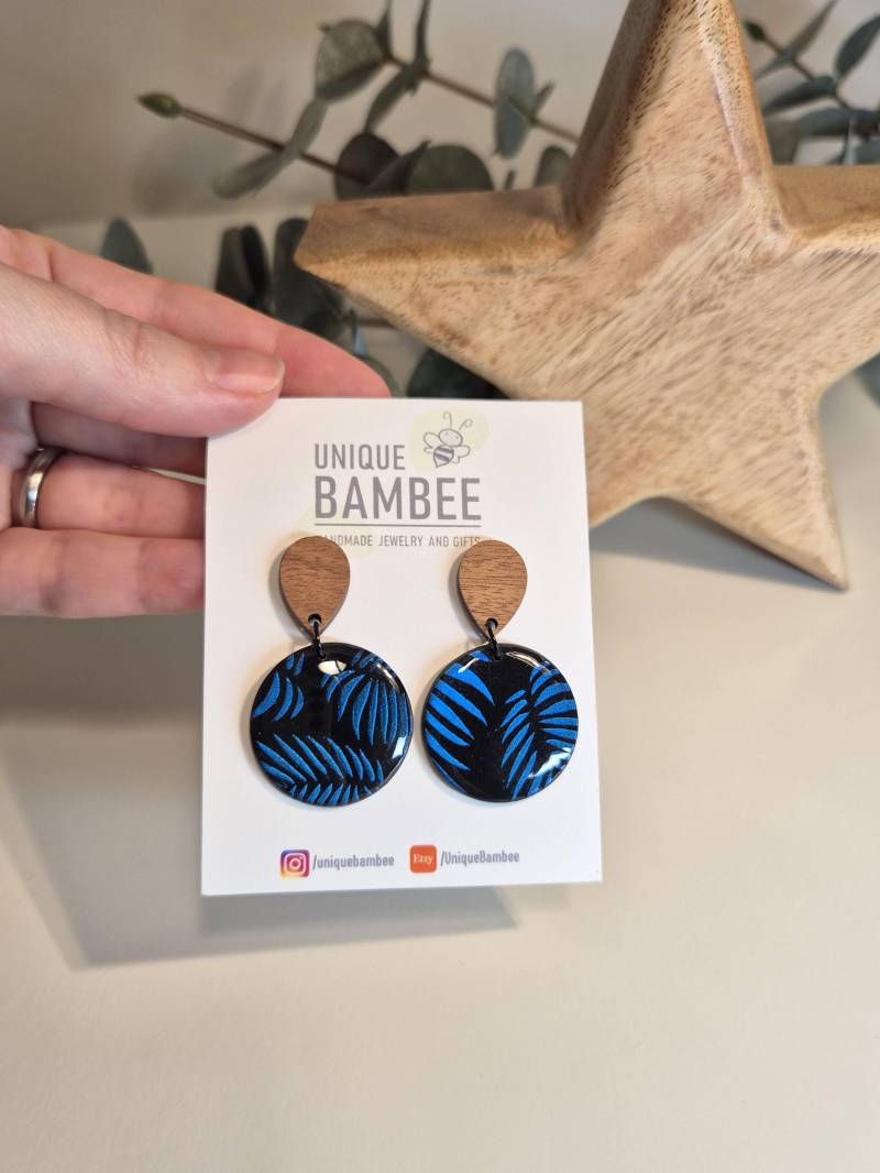Glänzende Ohrringe Mit Palmenmuster Aus Polymer Clay Und Resin Versiegelt; Blau/Schwarz Glänzende Ohrringe Mit Palmenmuster Aus Polymer Clay Und Resin Versiegelt; Blau/Schwarz von UniqueBambee