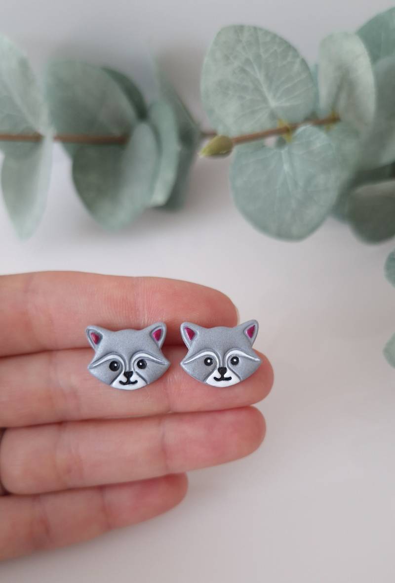 Mini Waschbär Ohrstecker Aus Polymer Clay; Farbe Silber Mini Waschbär Ohrstecker Aus Polymer Clay; Farbe Silber von UniqueBambee
