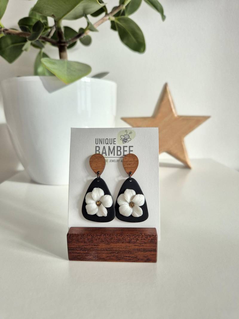 Ohrring Mit Blumenmuster Aus Polymer Clay; Ohrstecker Edelstahl; Farbe Schwarz/Weiß/Braun Ohrring Mit Blumenmuster Aus Polymer Clay; Ohrstecker Edelstahl; Farbe Schwarz/Weiß/Braun von UniqueBambee