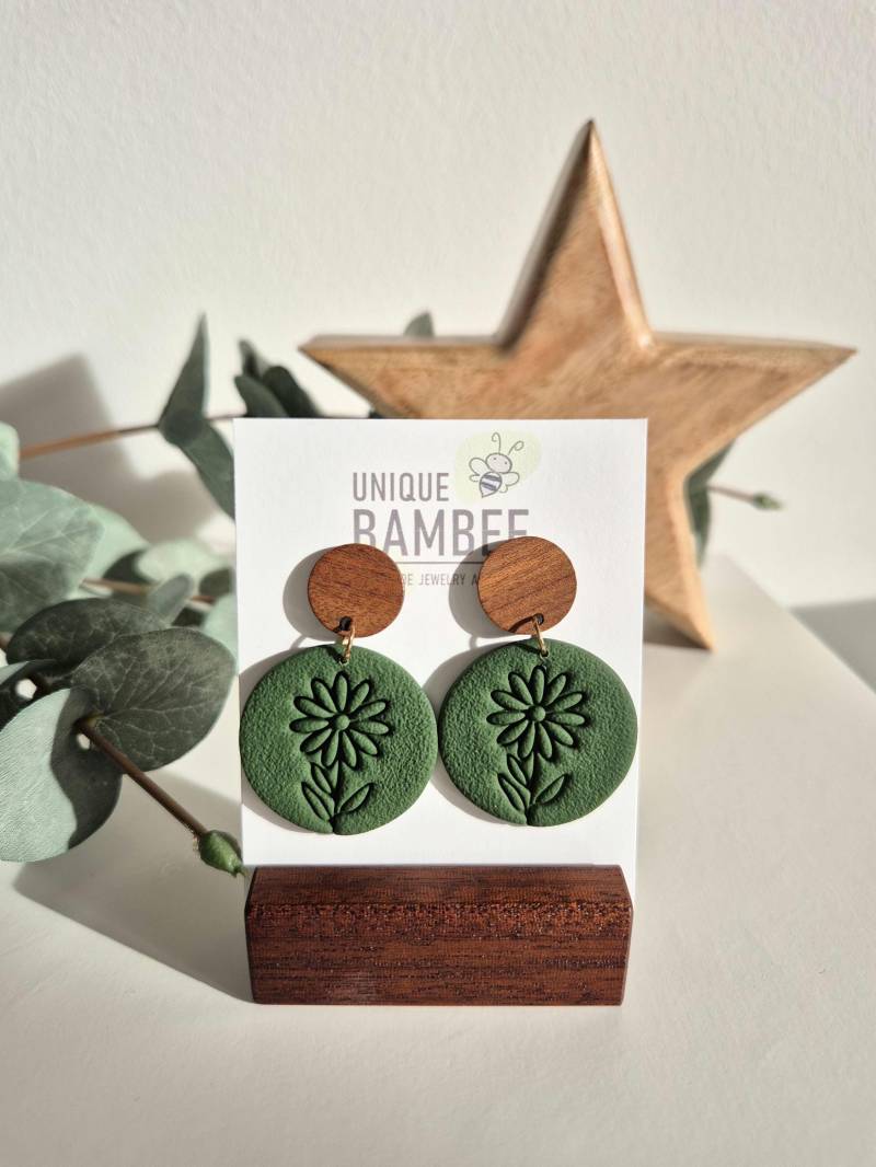 Ohrringe Aus Polymer Clay Mit Blumenmuster; Ohrstecker Edelstahl; Farbe Olivgrün Ohrringe Aus Polymer Clay Mit Blumenmuster; Ohrstecker Edelstahl; Farbe Olivgrün von UniqueBambee