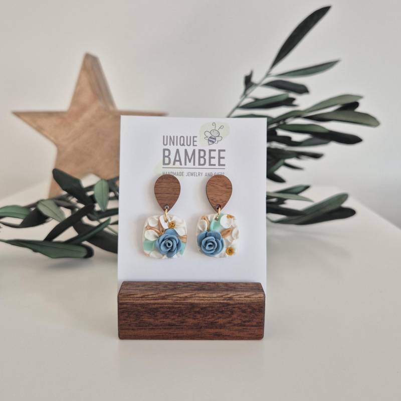 Ohrringe Aus Polymer Clay Mit Blumenmuster; Ohrstecker Edelstahl Und Holz; Farbe Blau/Weiß/Braun von UniqueBambee