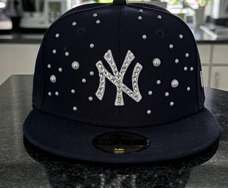 Custom Pearl New Era 59Fifty Fitted Cap With Rhinestones Custom Pearl New Era 59Fifty Fitted Cap With Rhinestones von UniqueCapsDE