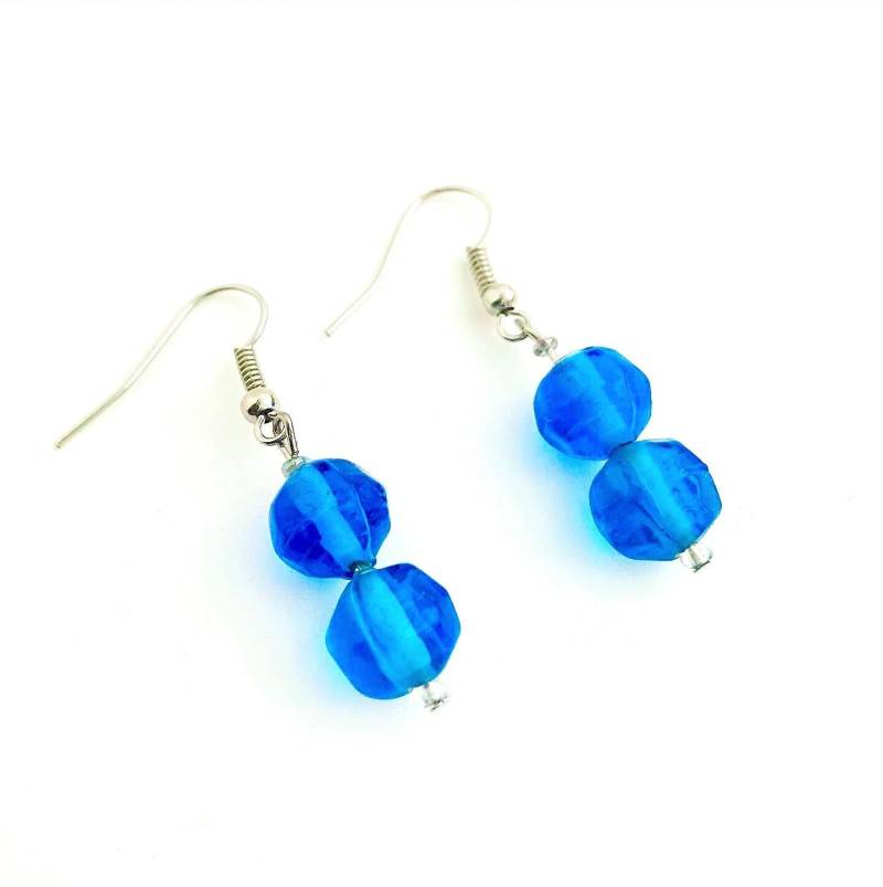 Hellblaue Runde Glasperlen-Ohrringe von UniqueCreationsBB