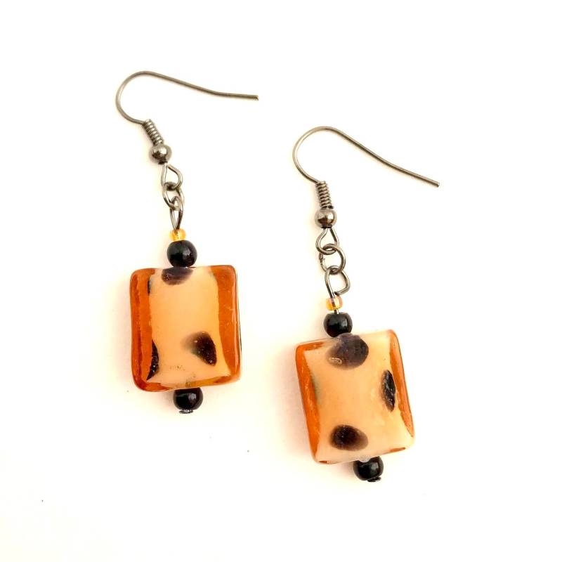 Orange & Schwarz Spots Quadrat Glasperlen Ohrringe Orange & Schwarz Spots Quadrat Glasperlen Ohrringe von UniqueCreationsBB