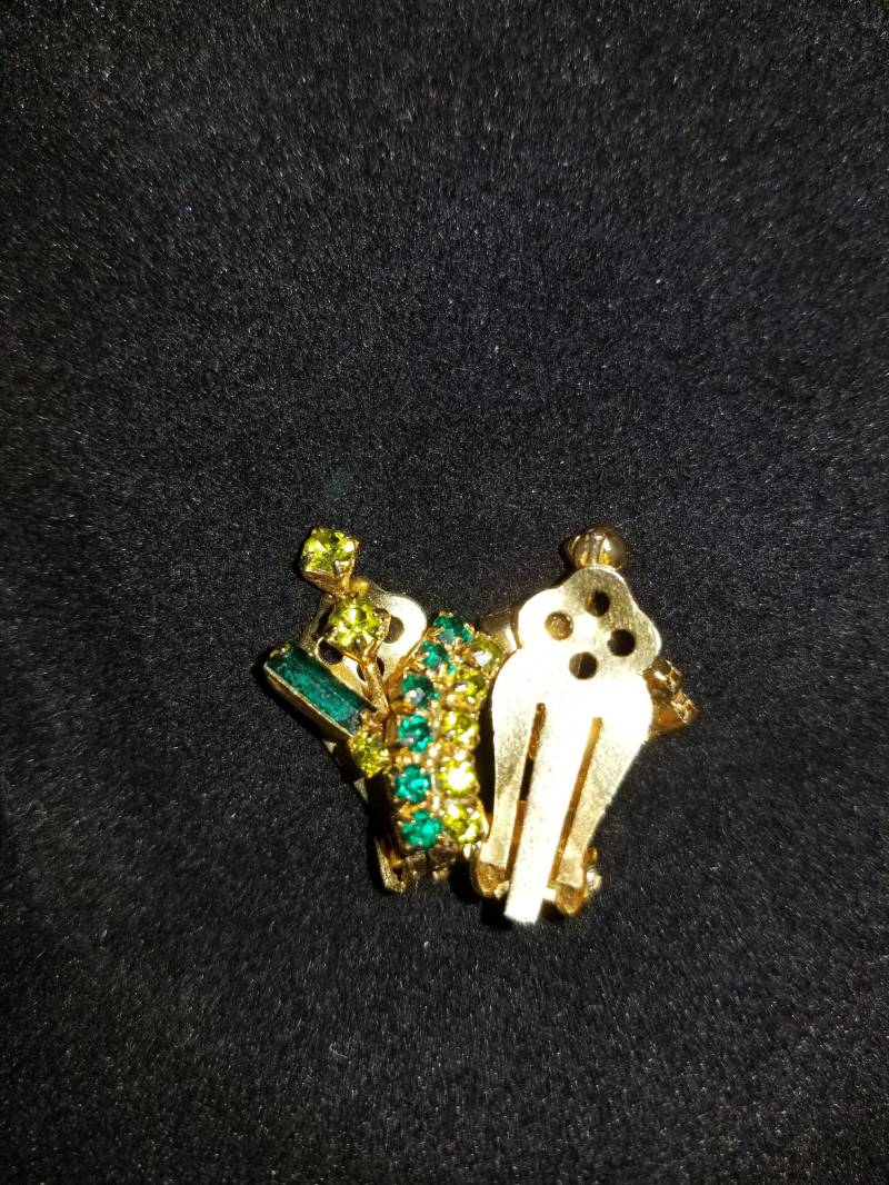 Vintage Zwei Ton Grün Und Golden Clip Auf Ohrringe Vintage Zwei Ton Grün Und Golden Clip Auf Ohrringe von UniqueDesignsAustin