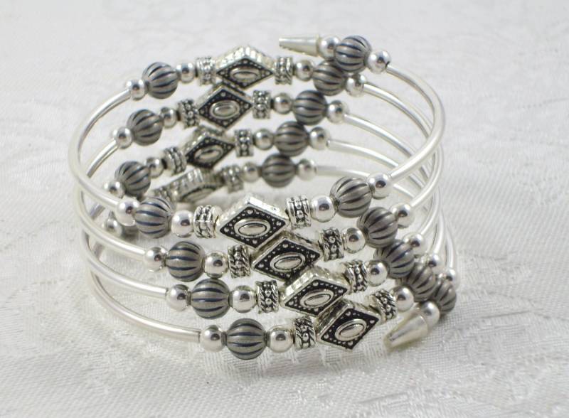 Gewickeltes Wickelarmband Mit Silbernen Metallperlen von UniqueDesignsbyRita