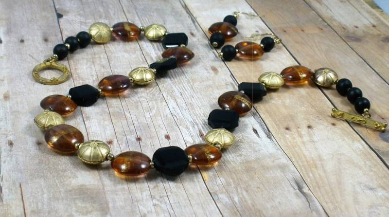 Gold Bronze Glas Mit Schwarz Und Perlen Halskette Ohrring Set von UniqueDesignsbyRita