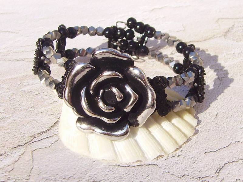 Gunmetal Rose Focal Perlen Draht Manschette Armband von UniqueDesignsbyRita