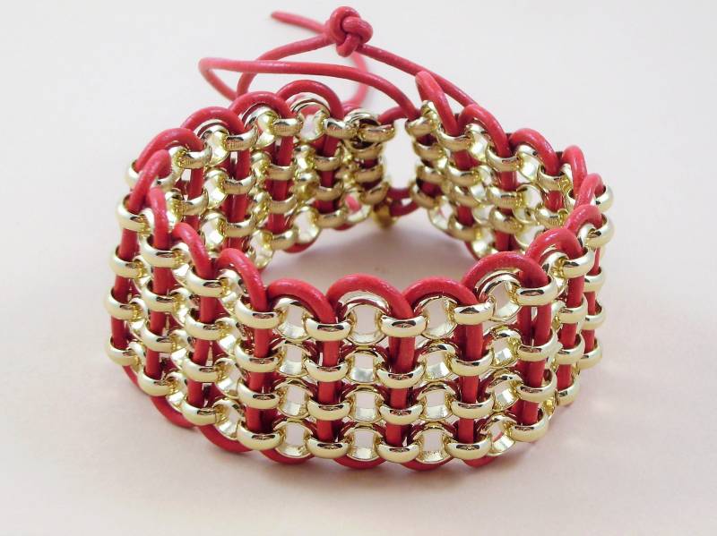 Rot Lederband Und Glänzende Gold Kette Gewebt Armreif von UniqueDesignsbyRita