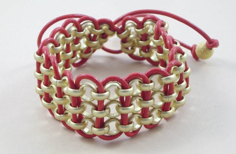 Rotes Leder Schnur Und Matt Gold Kette Gewebt Manschette Armband von UniqueDesignsbyRita