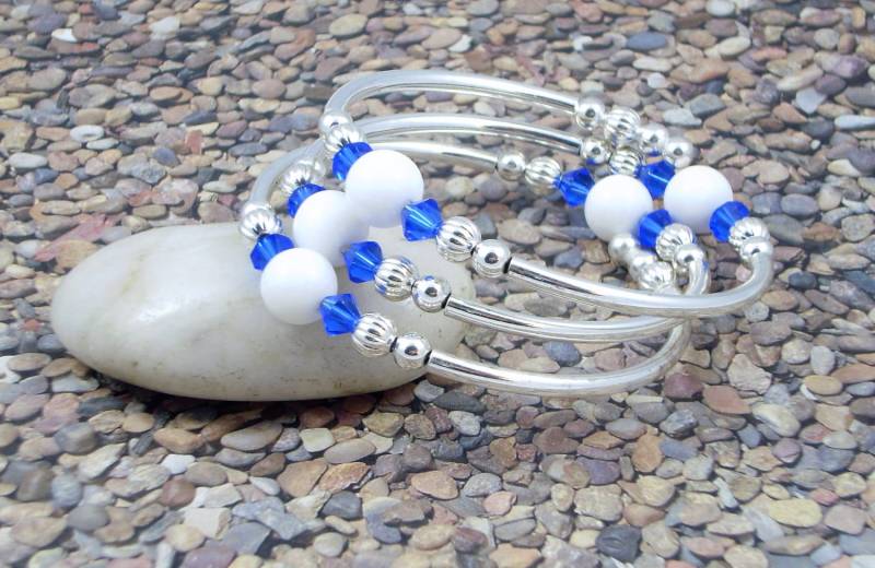 Saphir Swarovski Kristall Und Weiß Perle Silber Wrap-Around-Armband Saphir Swarovski Kristall Und Weiß Perle Silber Wrap-Around-Armband von UniqueDesignsbyRita