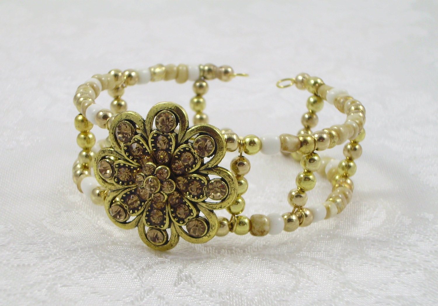 Schimmernde Perlen-Gold Mit Bronze Strass Blumen Manschette Armband Schimmernde Perlen-Gold Mit Bronze Strass Blumen Manschette Armband von UniqueDesignsbyRita