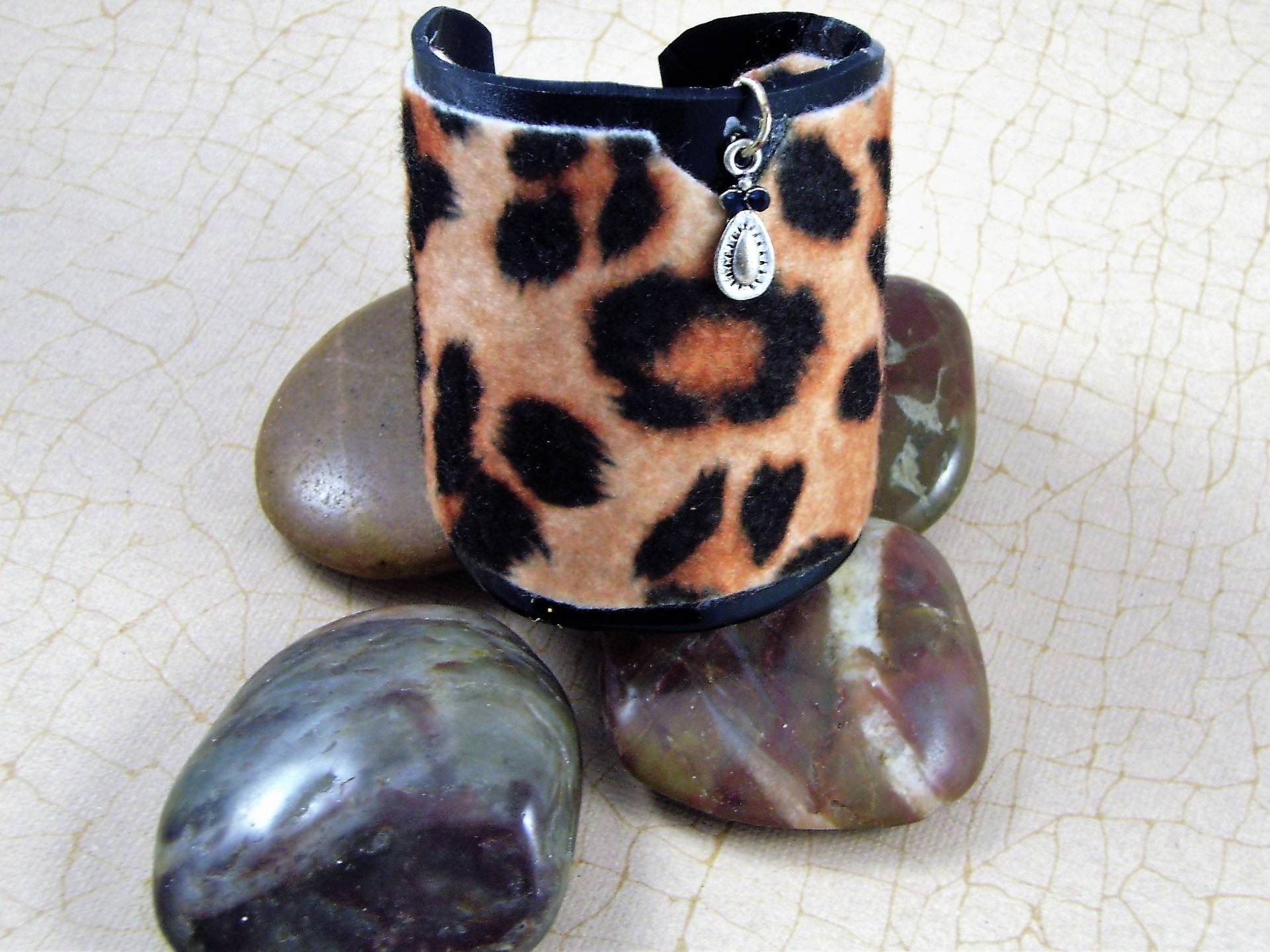 Vinyl Schallplatte Tier Leopard Print Retro Manschette Armband Recycelt Upcycled Schmuck Vinyl Schallplatte Tier Leopard Print Retro Manschette Armband Recycelt Upcycled Schmuck von UniqueDesignsbyRita