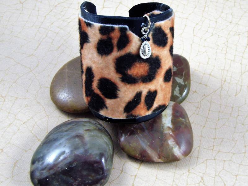 Vinyl Schallplatte Tier Leopard Print Retro Manschette Armband Recycelt Upcycled Schmuck Vinyl Schallplatte Tier Leopard Print Retro Manschette Armband Recycelt Upcycled Schmuck von UniqueDesignsbyRita