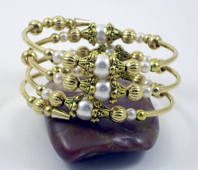 Weiße Swarovski Perle Und Gold Wickelarmband von UniqueDesignsbyRita