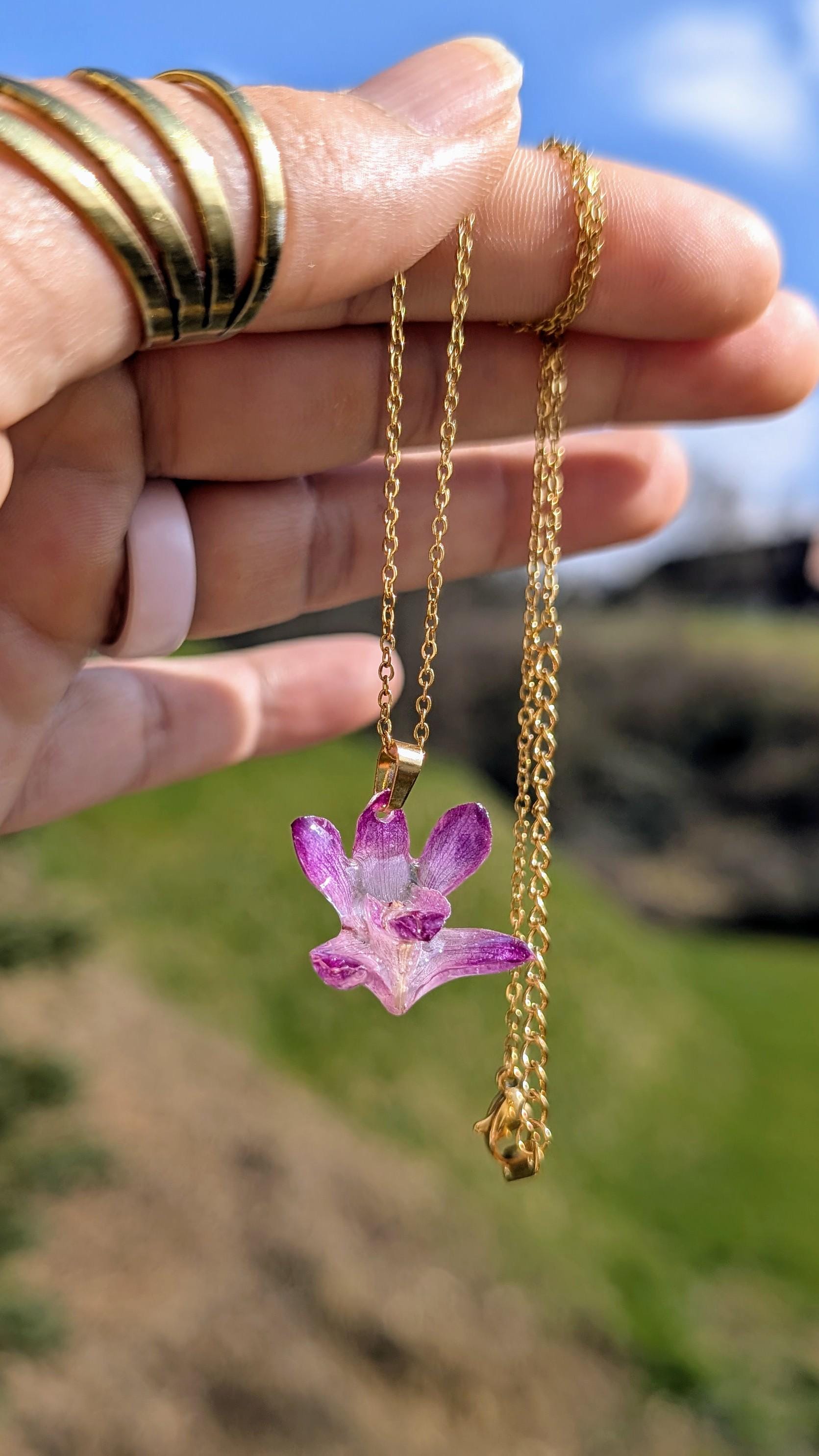 Federleichte Kette Aus Einer Echten Orchideen Blüten #boho#hippie#braut#festival#sommerschmuck#floral#pink#lila#blumenschmuck#blumenkette Federleichte Kette Aus Einer Echten Orchideen Blüten #boho#hippie#braut#festival#sommerschmuck#floral#pink#lila#blumenschmuck#blumenkette von UniqueEpoxyArtShop