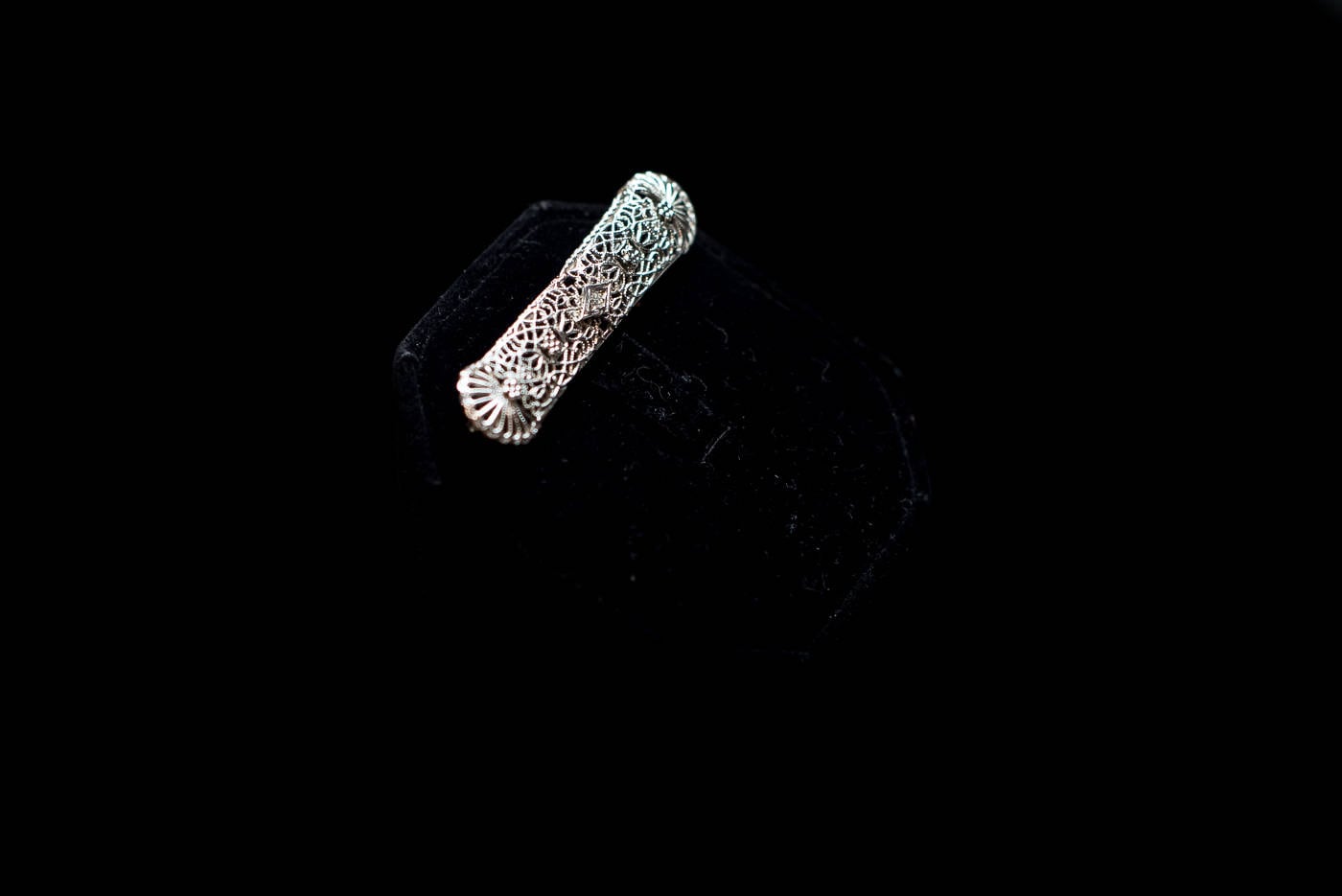 Immobilien 10Kt Weißgold Filigrane Bar Stift Mit Echtem Runden Brillanten Diamanten Immobilien 10Kt Weißgold Filigrane Bar Stift Mit Echtem Runden Brillanten Diamanten von UniqueEstateJewels
