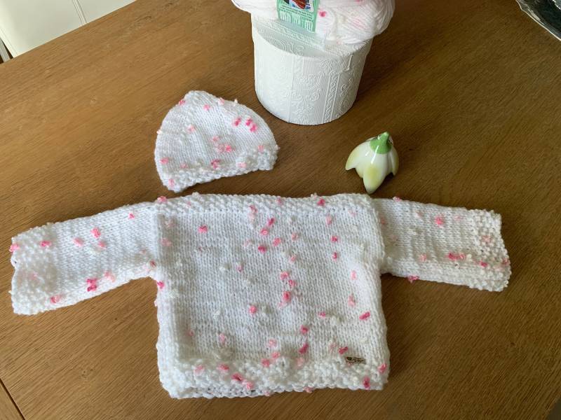 Baby Pullover Und Mütze „Flower" Handgestrickt von UniqueHandmadebyFeli