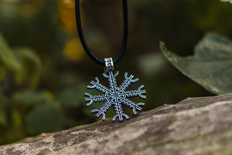 Handgefertigter Wikinger Anhänger Aus Silber Mit Dem Aegishjalmur Symbol von UniqueHistoryShop