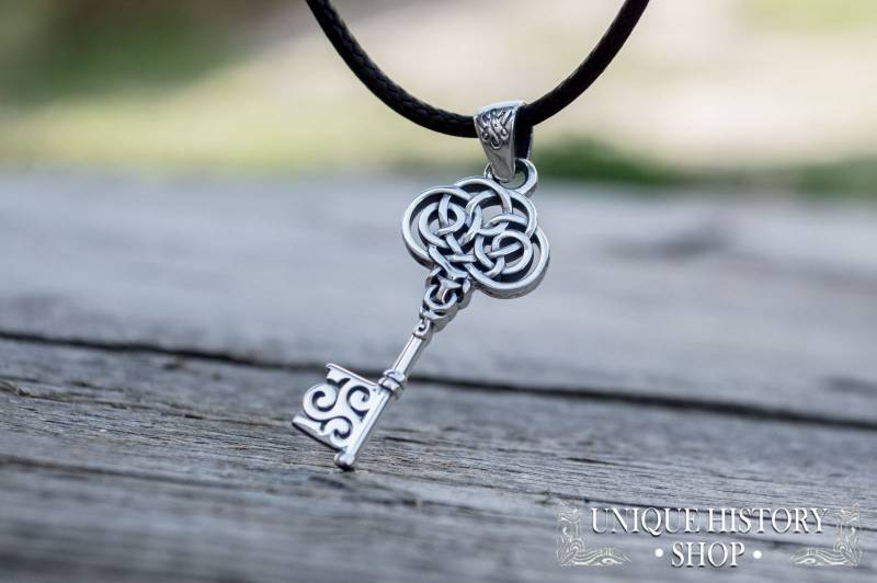 Schlüssel Anhänger - Alter Mit Kleinem Triskele Symbol Handgefertigter Im Antiken Design von UniqueHistoryShop