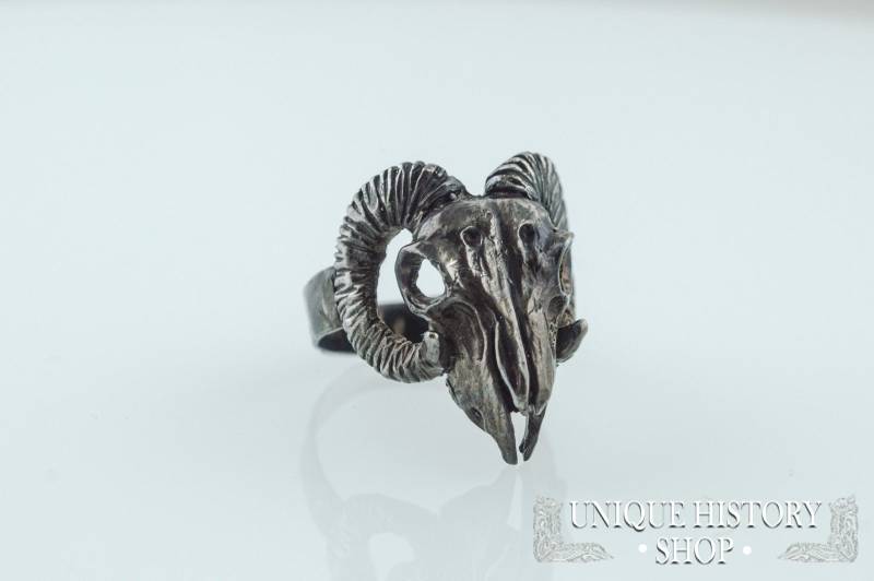 Schwarz Widder Schädel Ring - Ruthenium Überzogener Tierknochen Schmuck Mit Hörnern Für Biker Und Jäger Handgefertigtes Herren Siegel von UniqueHistoryShop
