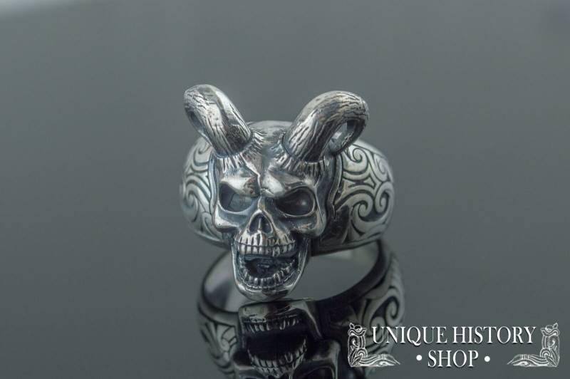 Silber Schädel Ring - Massiver Brutaler Schmuck Mit Gehörntem Design Und Ästhetik Handgefertigte Evil Ringe Für Männer von UniqueHistoryShop