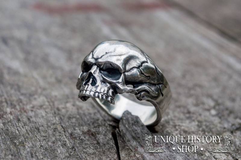 Silber Skull Ring - Brutalist Schmuck Mit Massivem Schädel Im Punk Style Handgefertigter Perfekter Biker von UniqueHistoryShop
