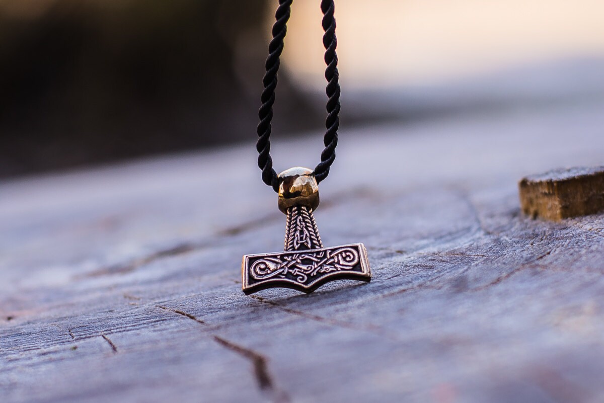 Thorshammer Anhänger - Bronze Wikinger Waffe Mit Mjölnir Handgefertigtes Amulett Für Krieger Thorshammer Anhänger - Bronze Wikinger Waffe Mit Mjölnir Handgefertigtes Amulett Für Krieger von UniqueHistoryShop