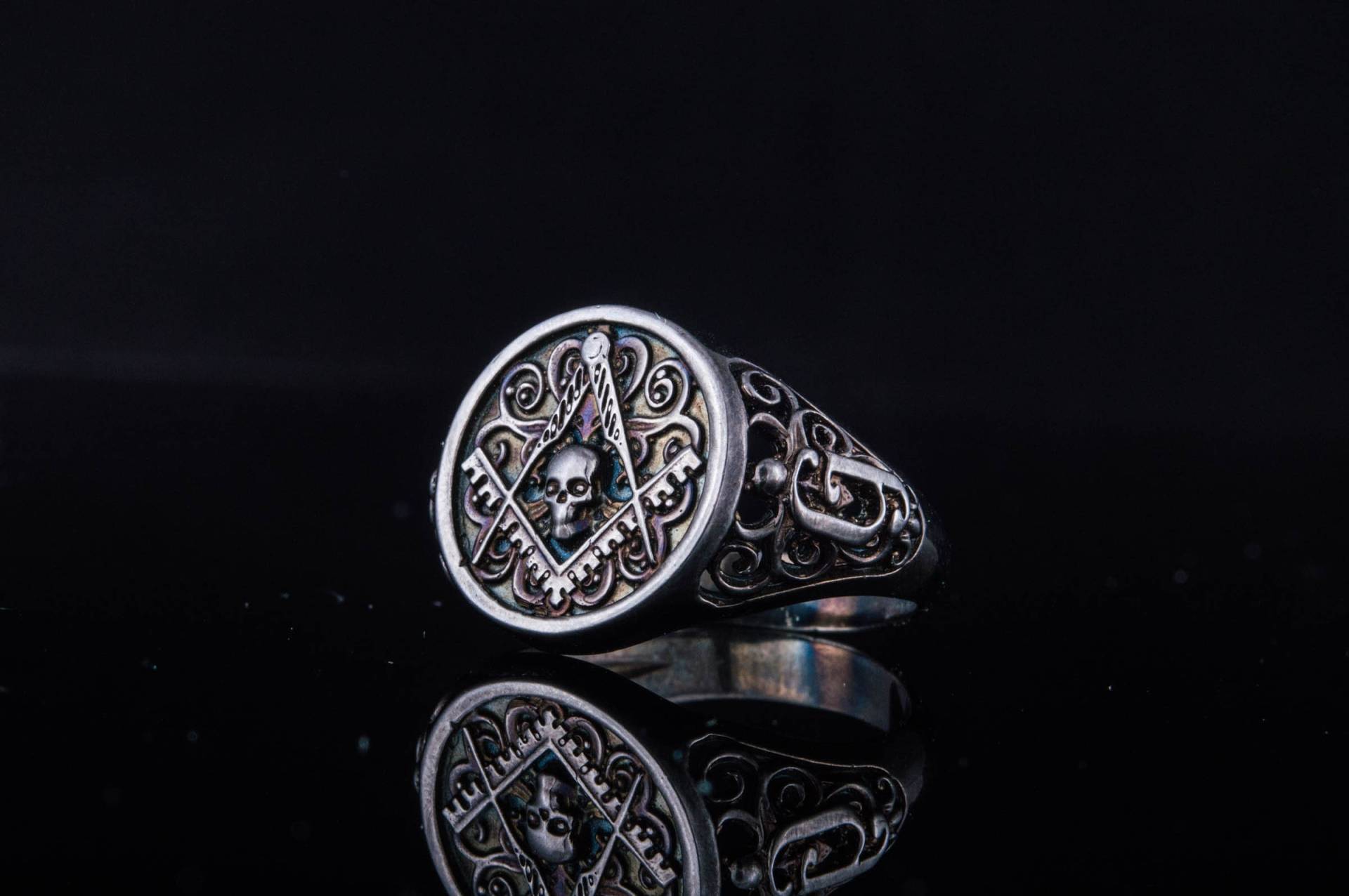 Totenkopf-Freimaurer-Ring - Freimaurer-Schmuck Mit Quadrat Und Zirkel. Handgefertigter Ring Aus Schwarzem Ruthenium Freimaurer-Symbolik von UniqueHistoryShop