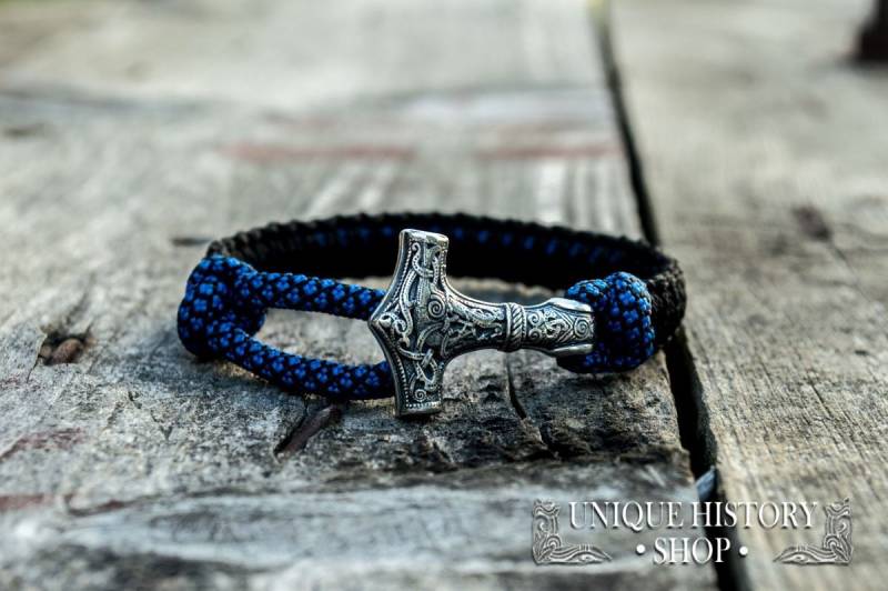 Wikinger Armband Aus Schwarzem Paracord - Mjölnir Symbol Handgefertigter Armreif Im Stil Der Wikingerzeit Für Survival Situationen von UniqueHistoryShop