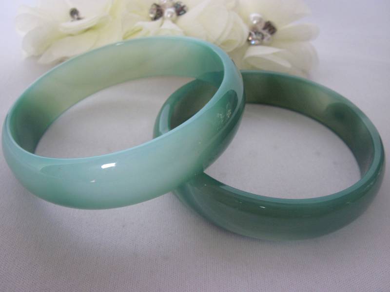 Jahrgang 2 Satz Gebänderte Achat Armreif Armband Grün Weiße Farbe Adern Natur, Durchscheinend, Modeschmuck, Statement, Schichtung Stück von UniqueJewelryFinds1