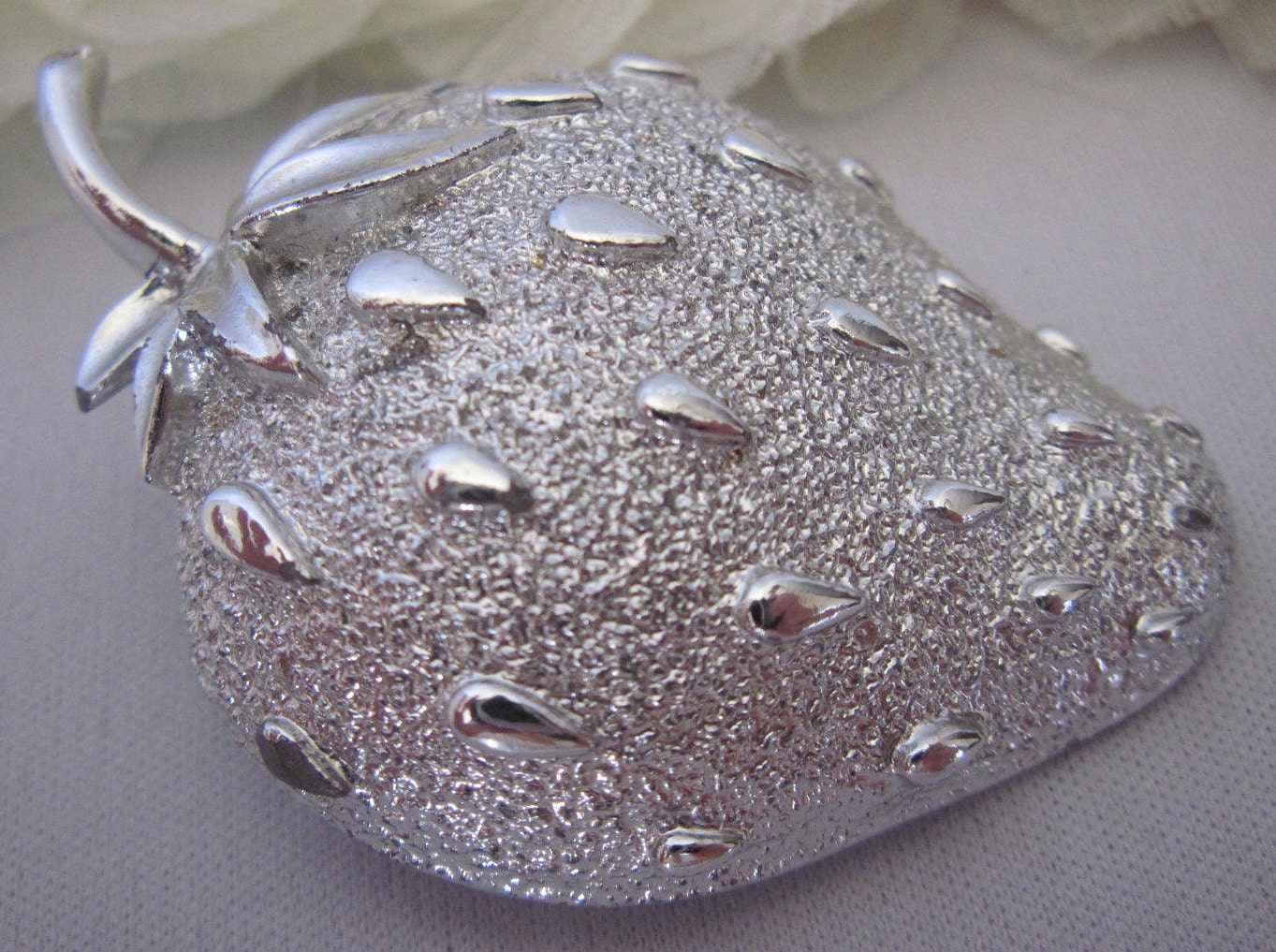 Jahrgang Sarah Coventry Strawberry Ice Pin Brosche, Strukturierte Silber Ton Erdbeere Pin, Brosche Obst Estate Schmuck, Geschenk von UniqueJewelryFinds1